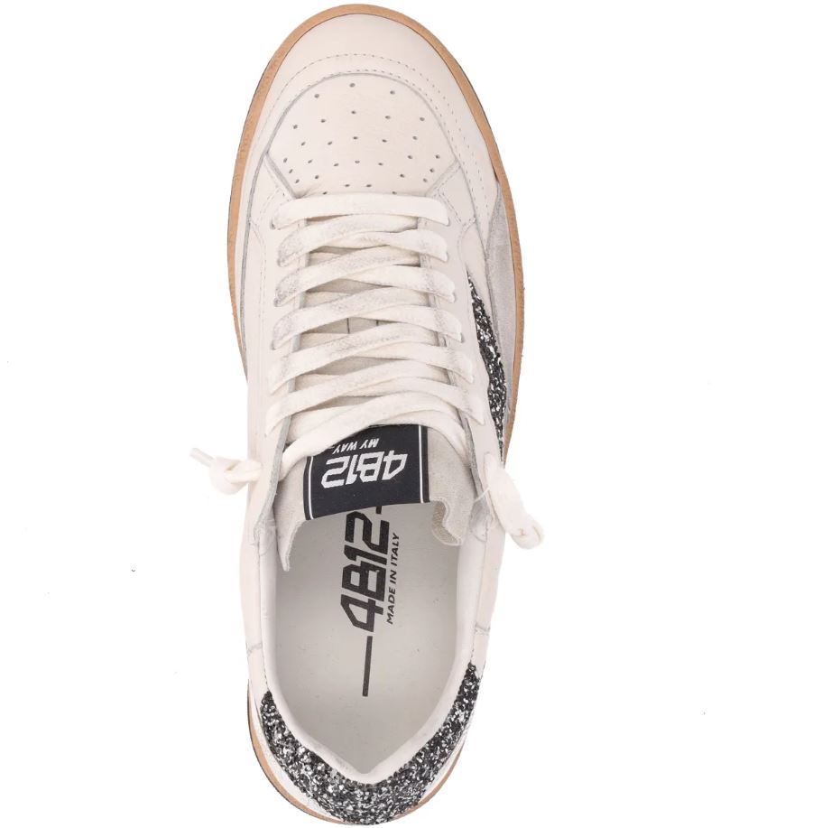 4b12 Weiße Sneaker