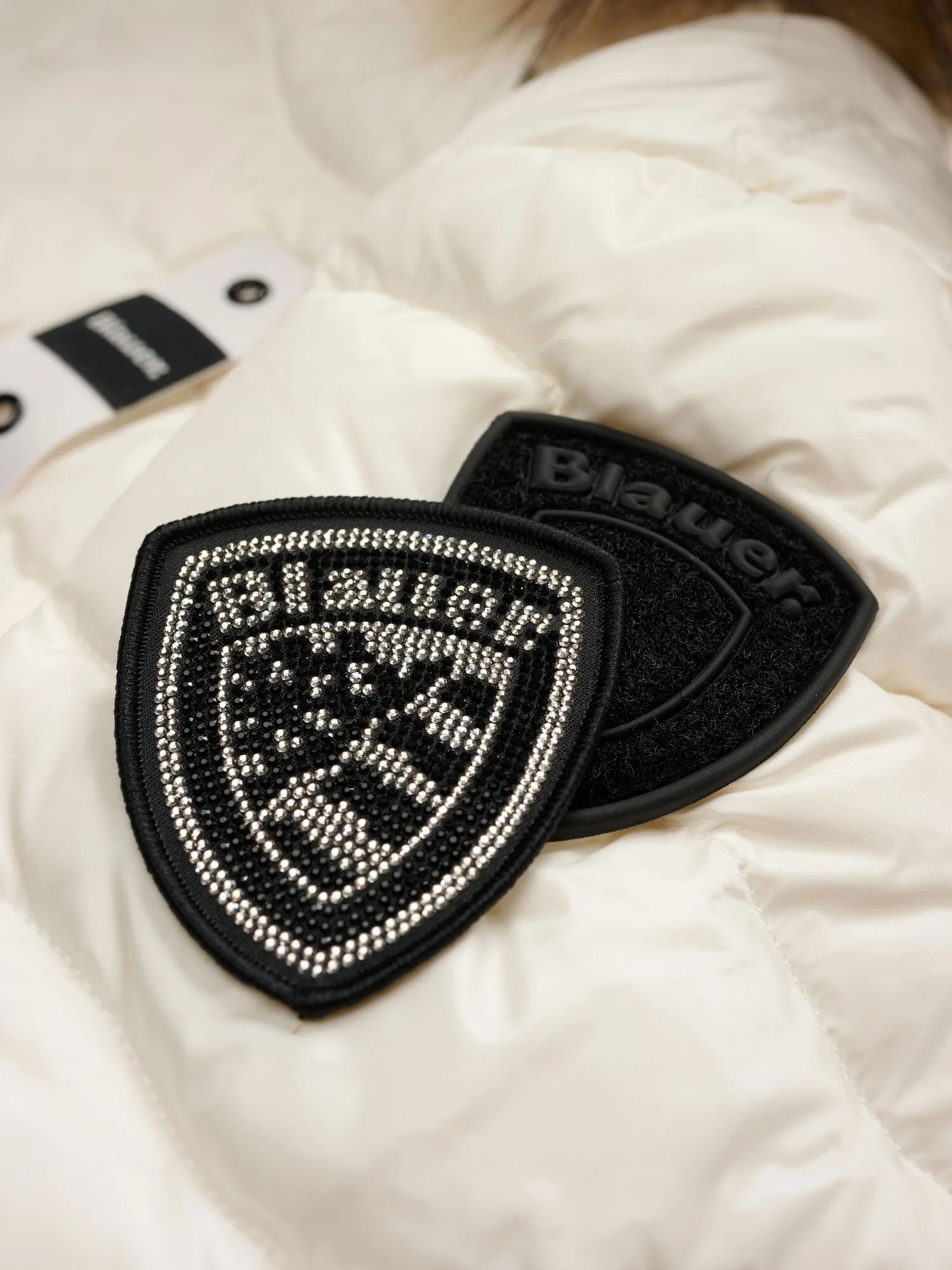 Blauer Vestes blanches