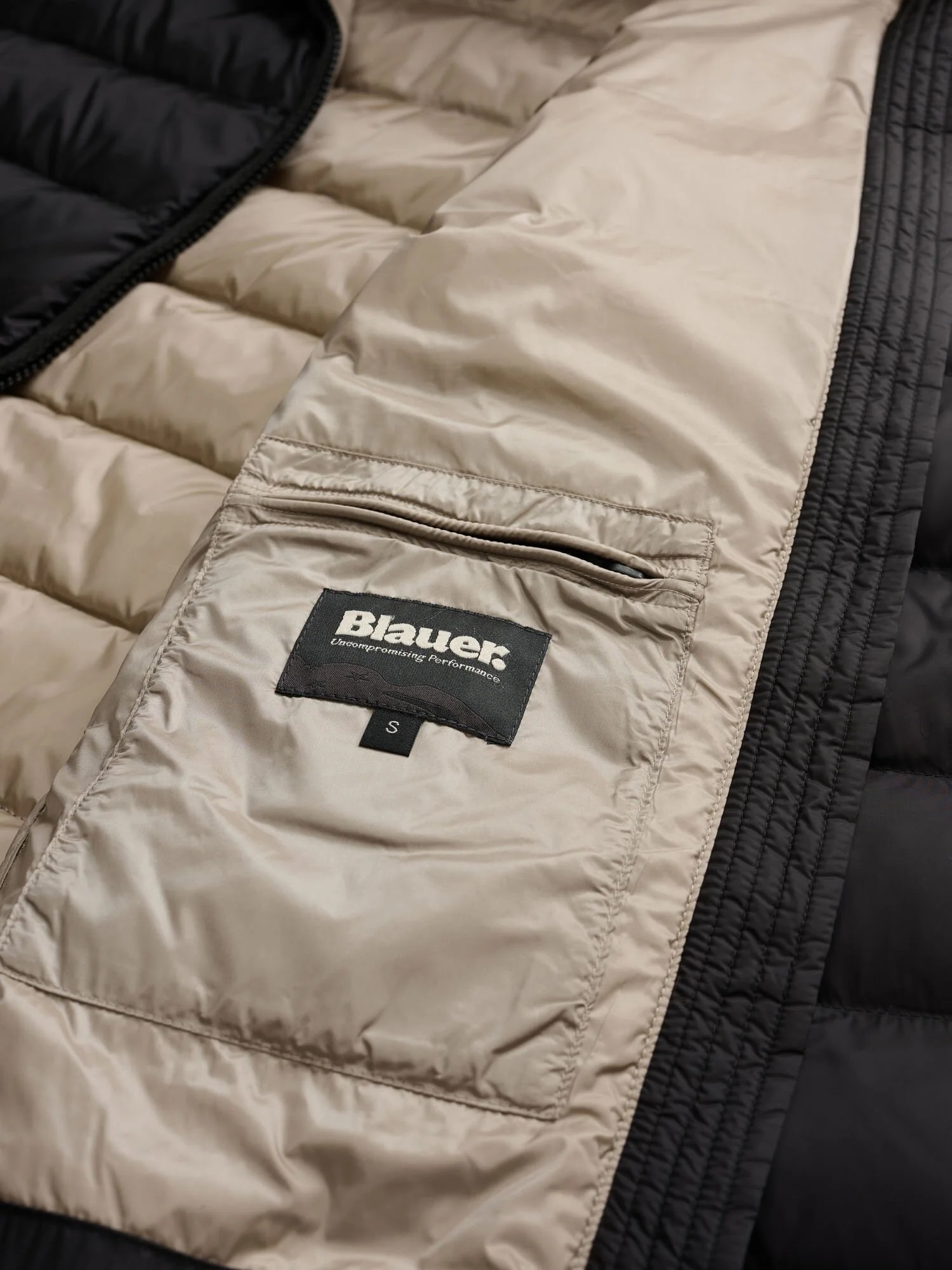 Blauer Vestes noires