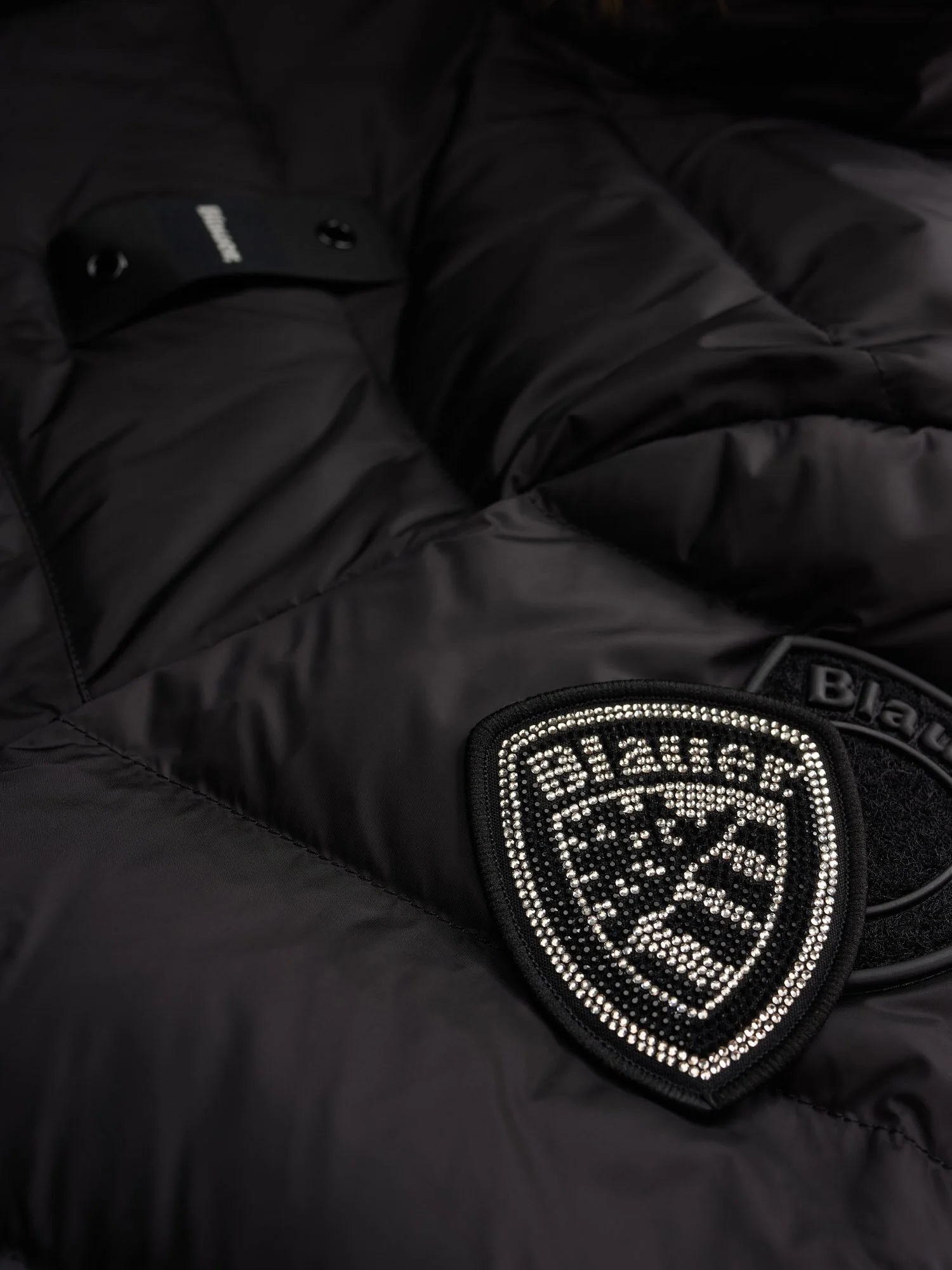 Blauer Vestes noires