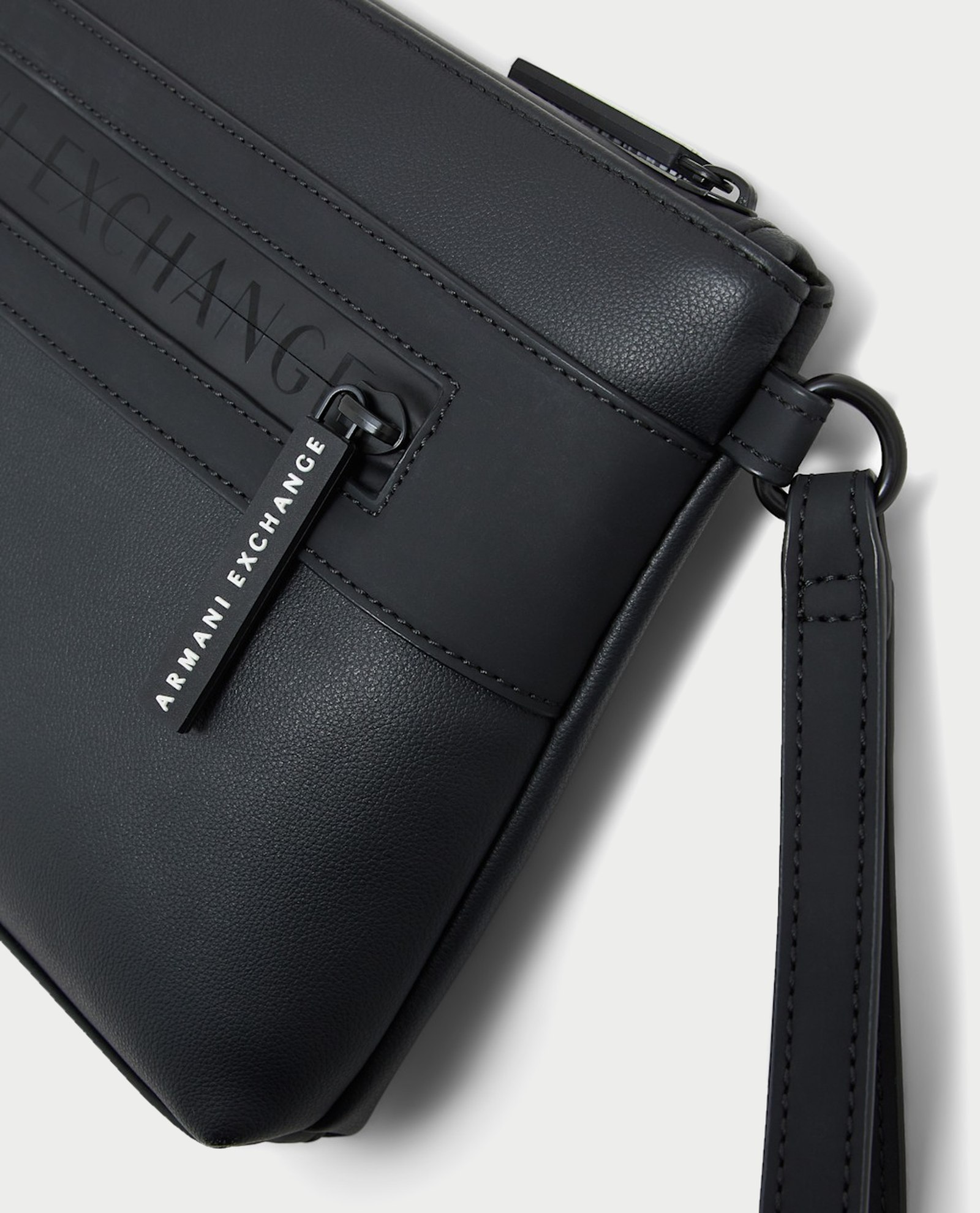 Armani Exchange Bolsas. Negro
