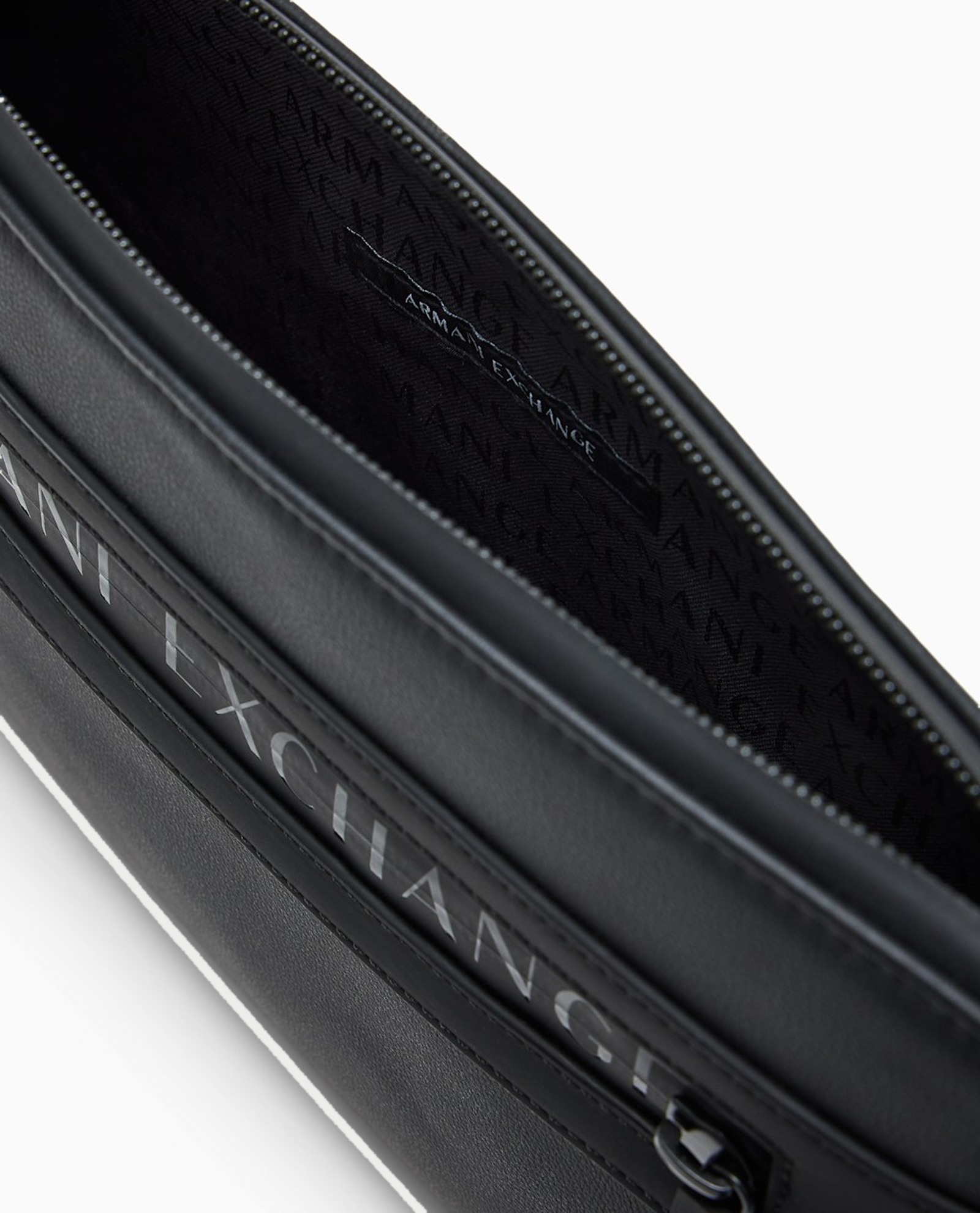 Armani Exchange Bolsas. Negro