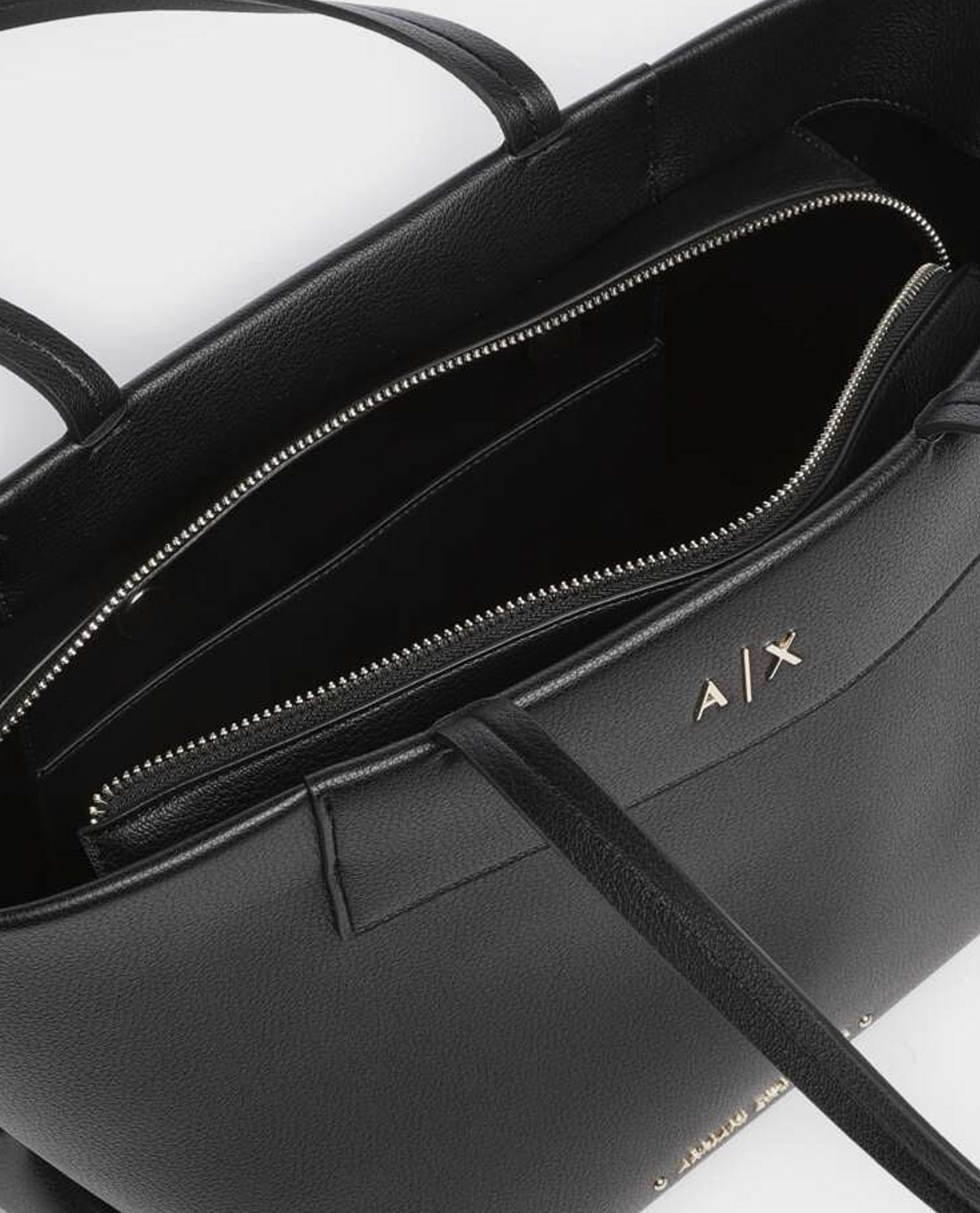 Armani Exchange Bolsas. Negro