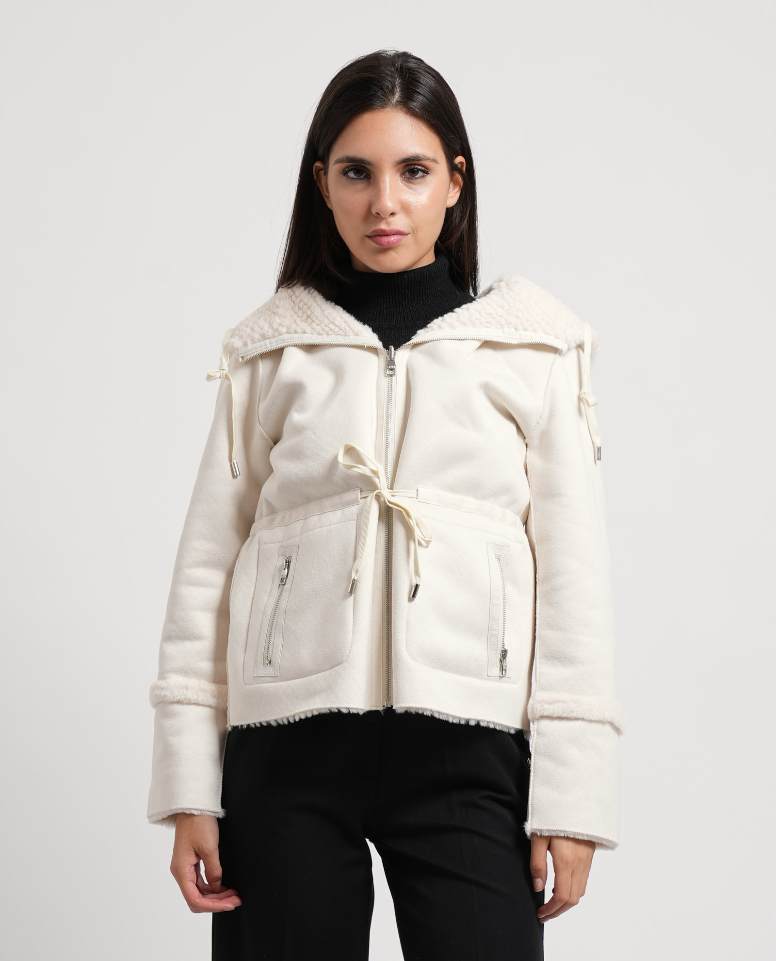 Gaudì Chaquetas blancas