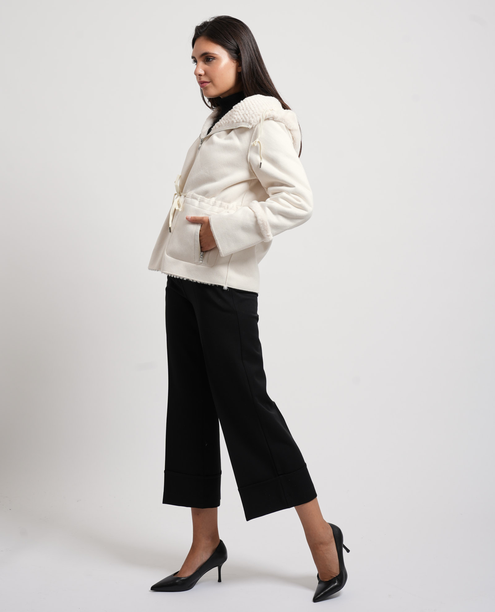 Gaudì Chaquetas blancas