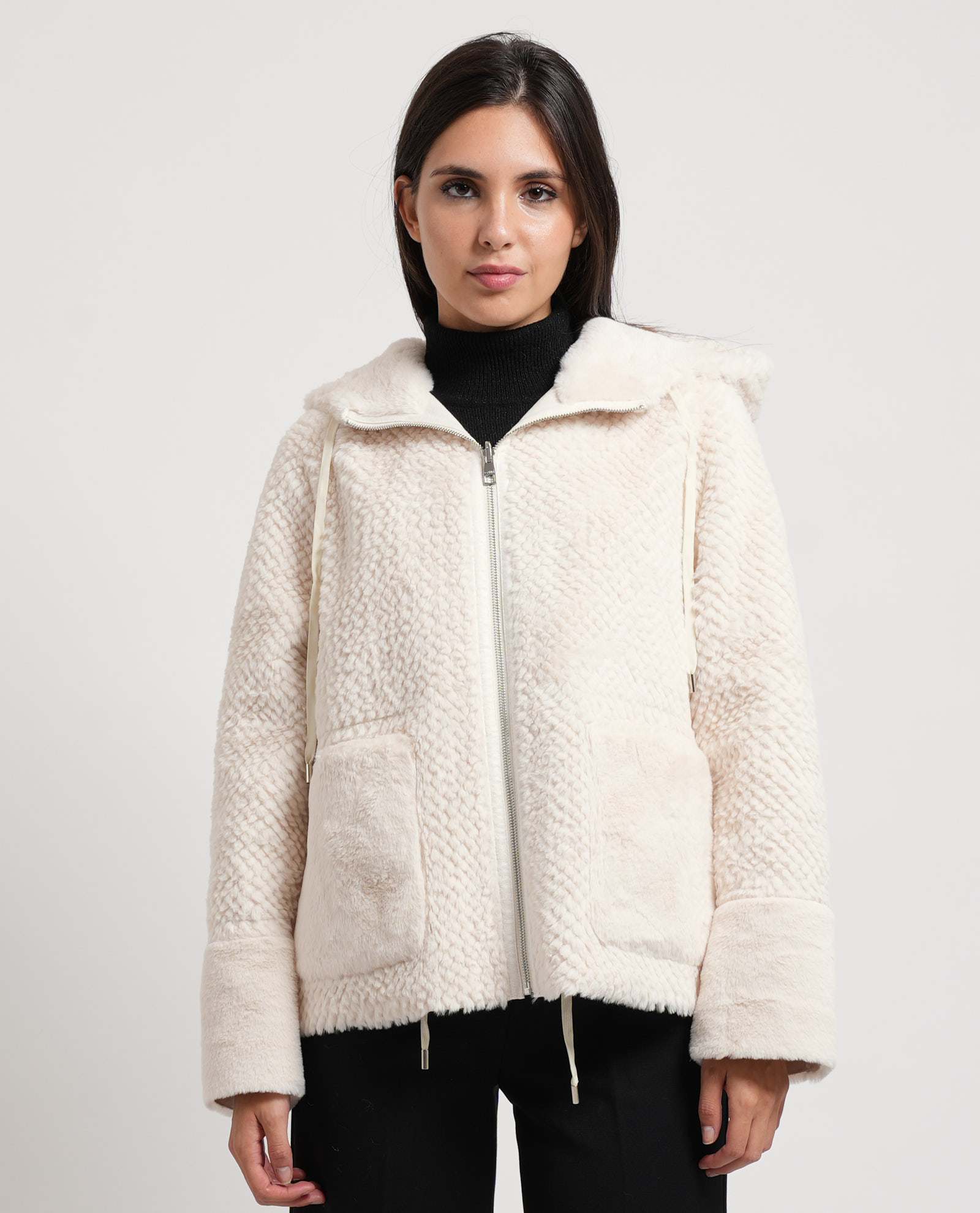Gaudì Chaquetas blancas