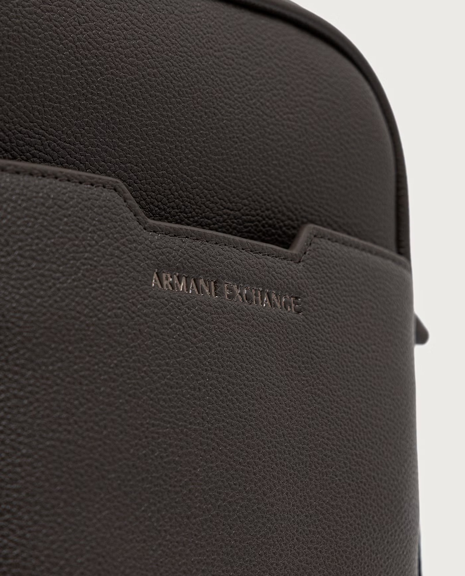 Armani Exchange Zakken. Bruin