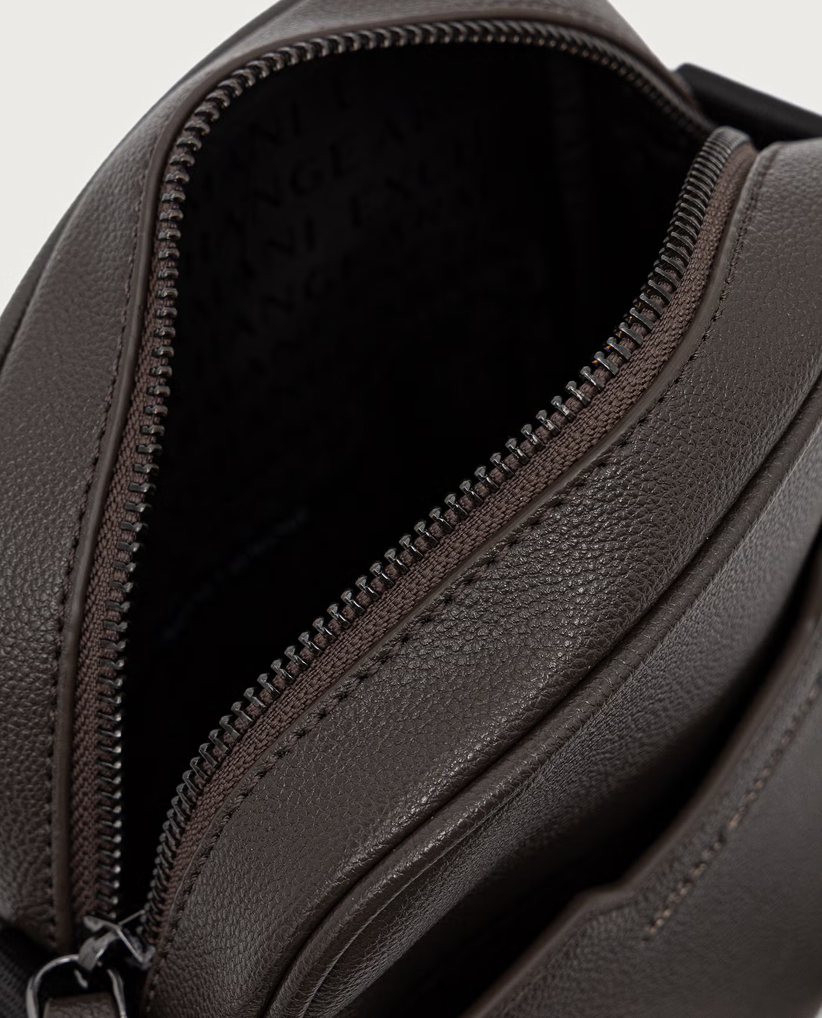 Armani Exchange Zakken. Bruin