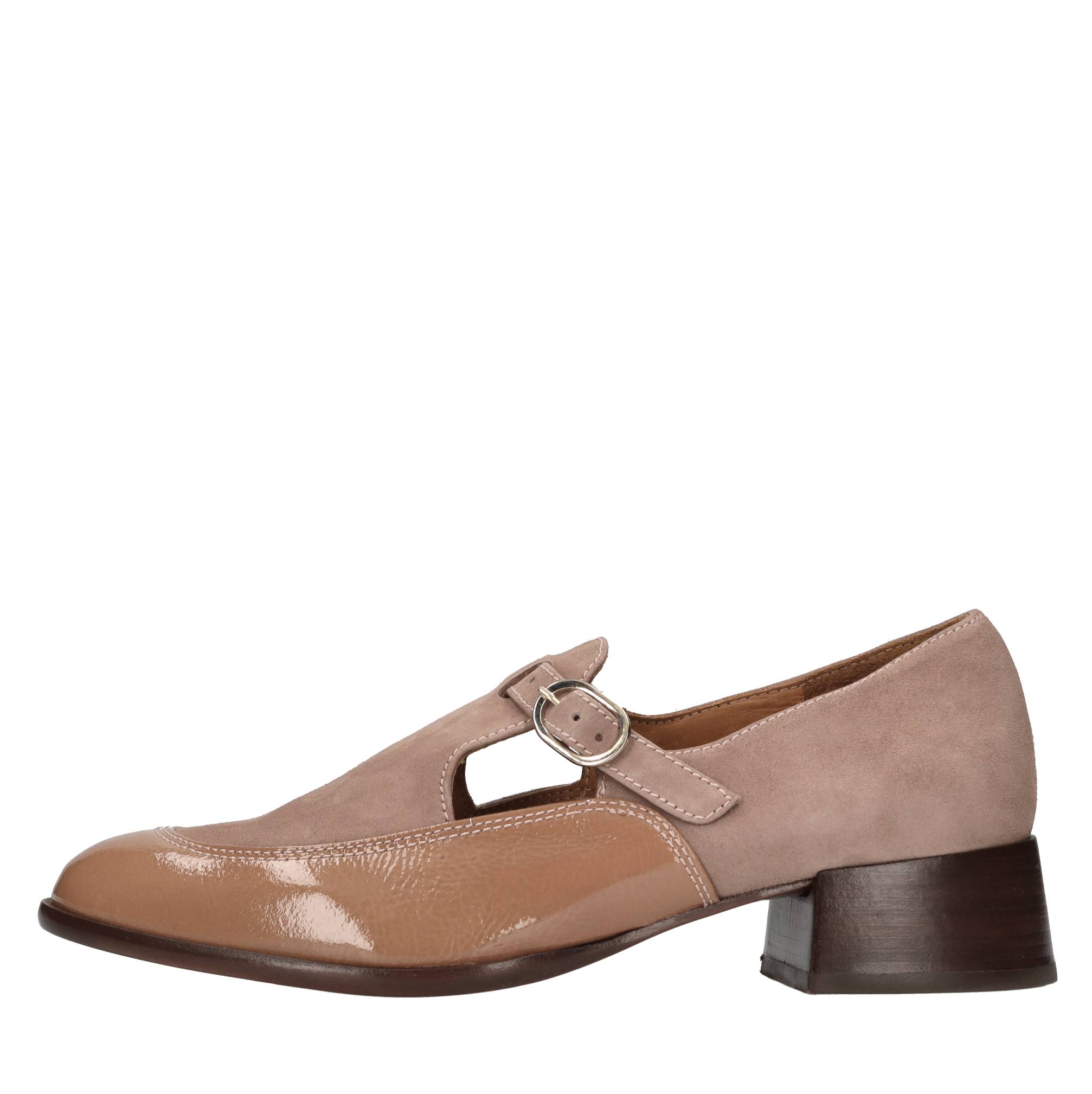 Chie Mihara Chaussures basses Brown