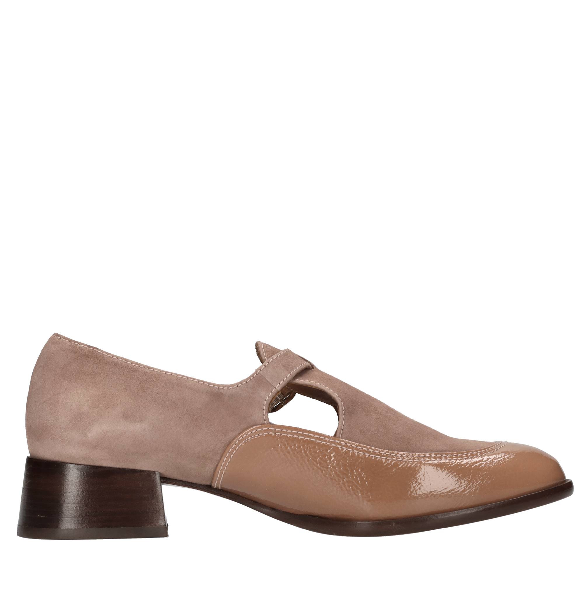 Chie Mihara Chaussures basses Brown
