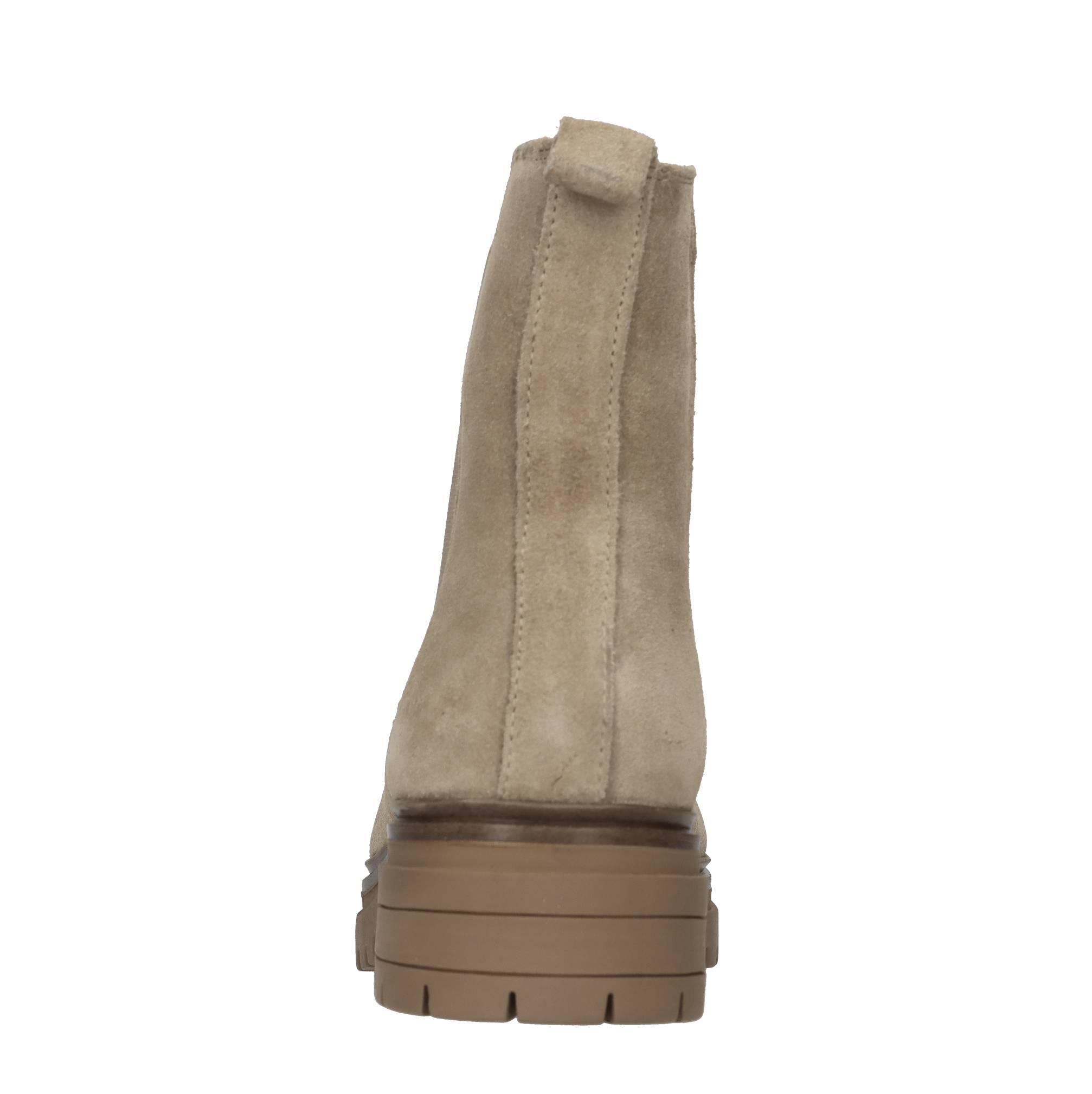 Emanuelle Vee Boots