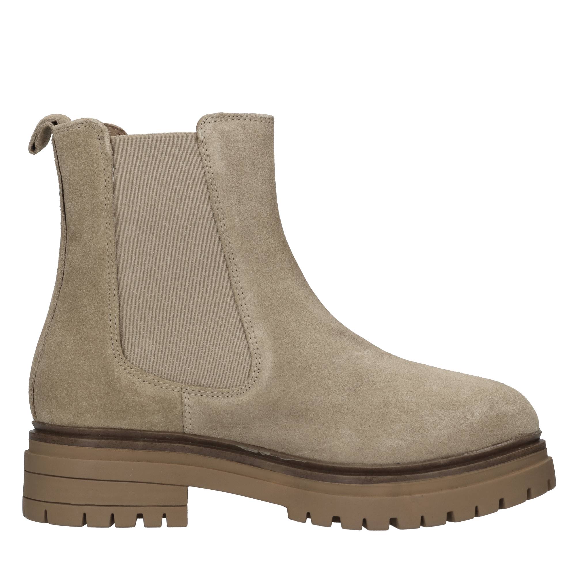 Emanuelle Vee Boots