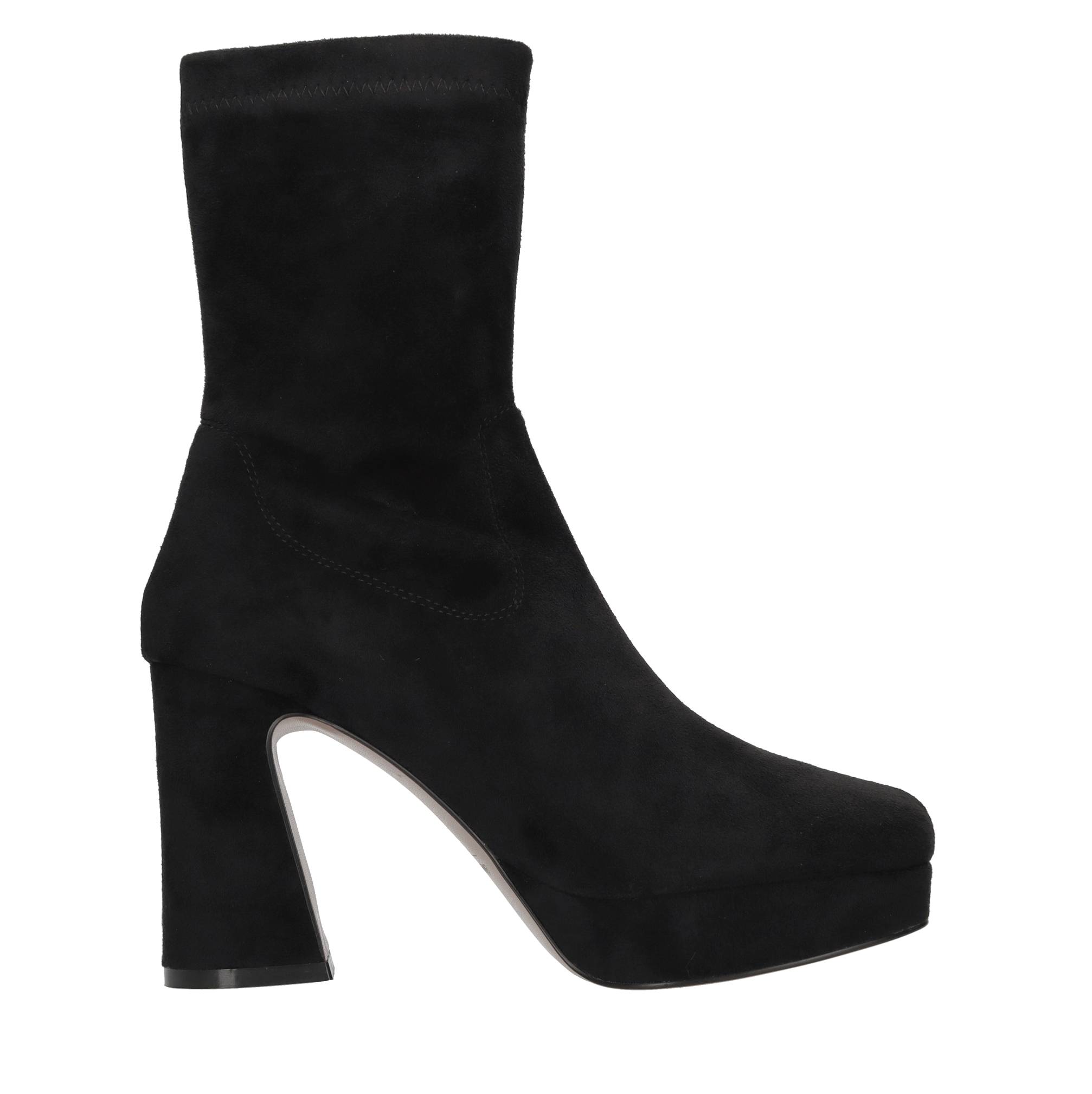 Emanuelle Vee Boots