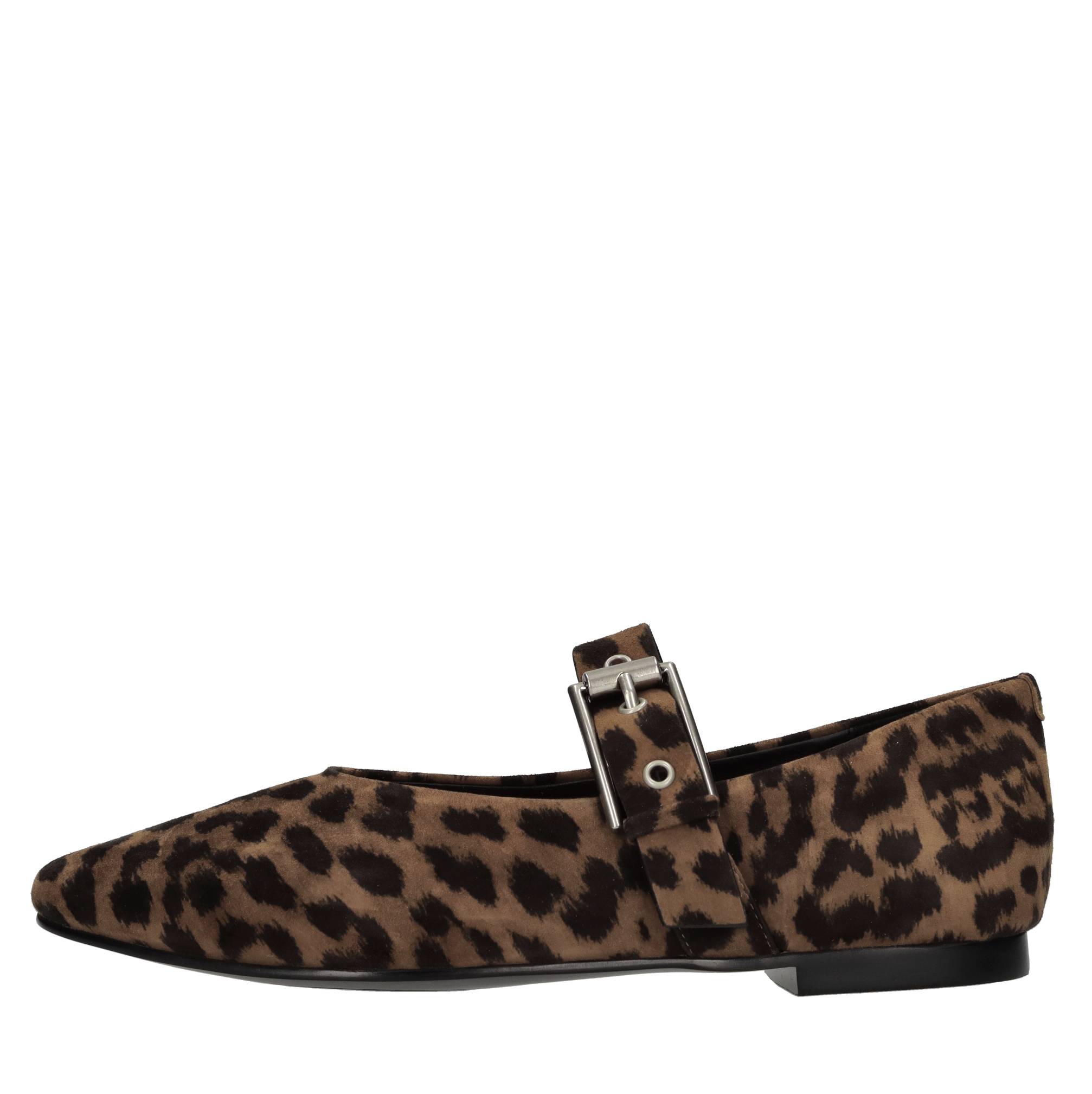 THE GIVER Flat shoes