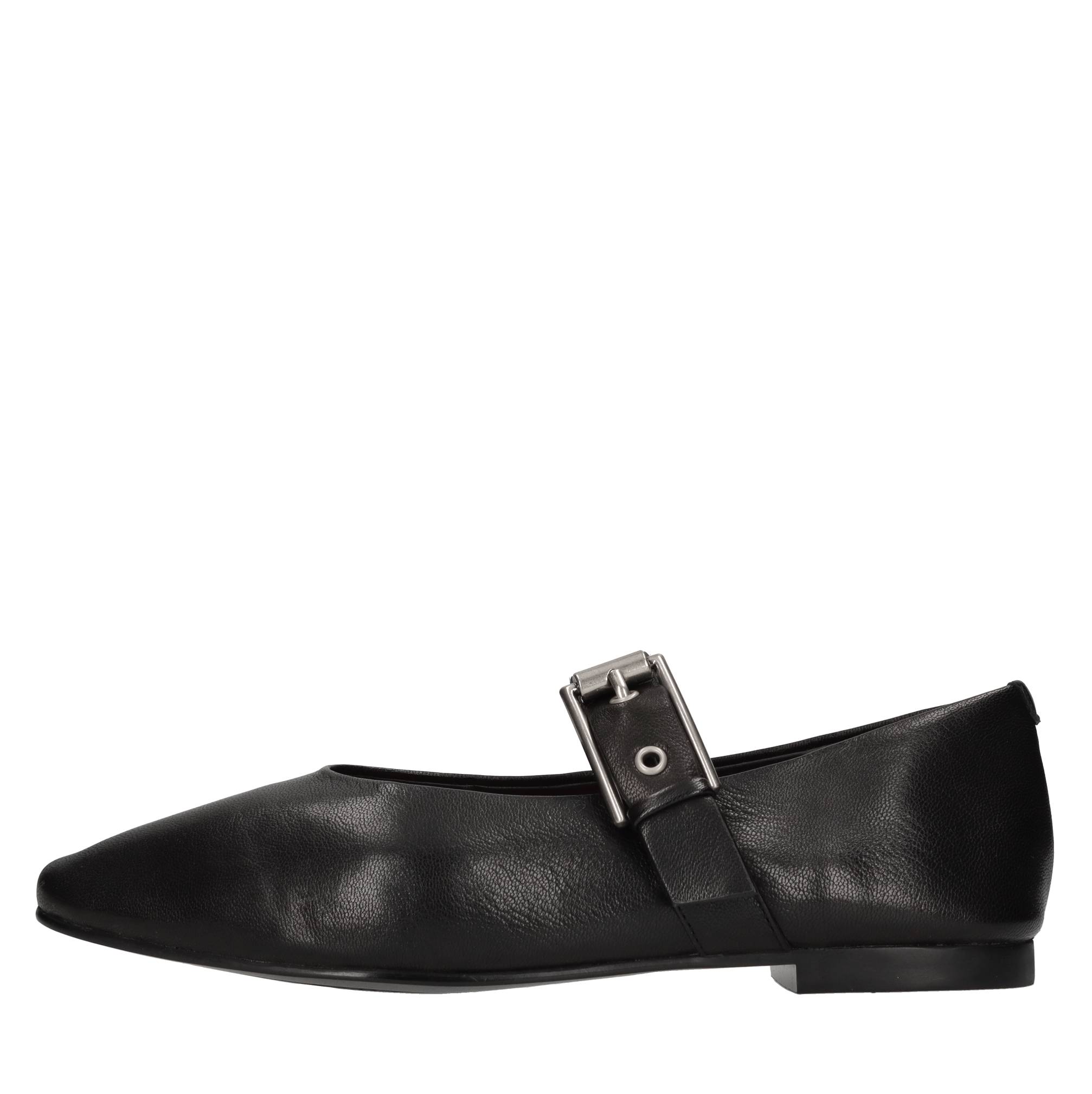 THE GIVER Flat shoes