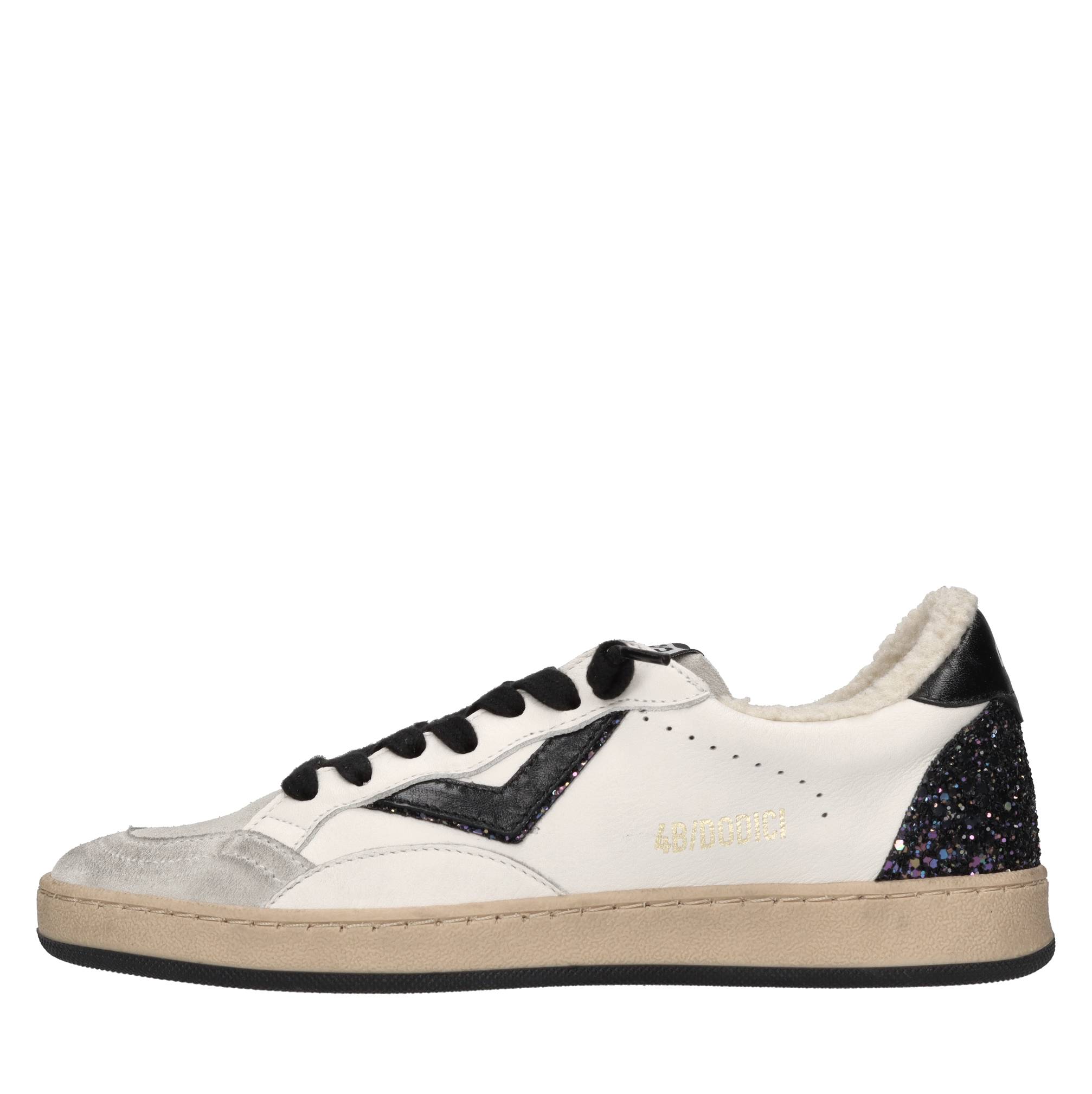 4b12 Witte sneakers