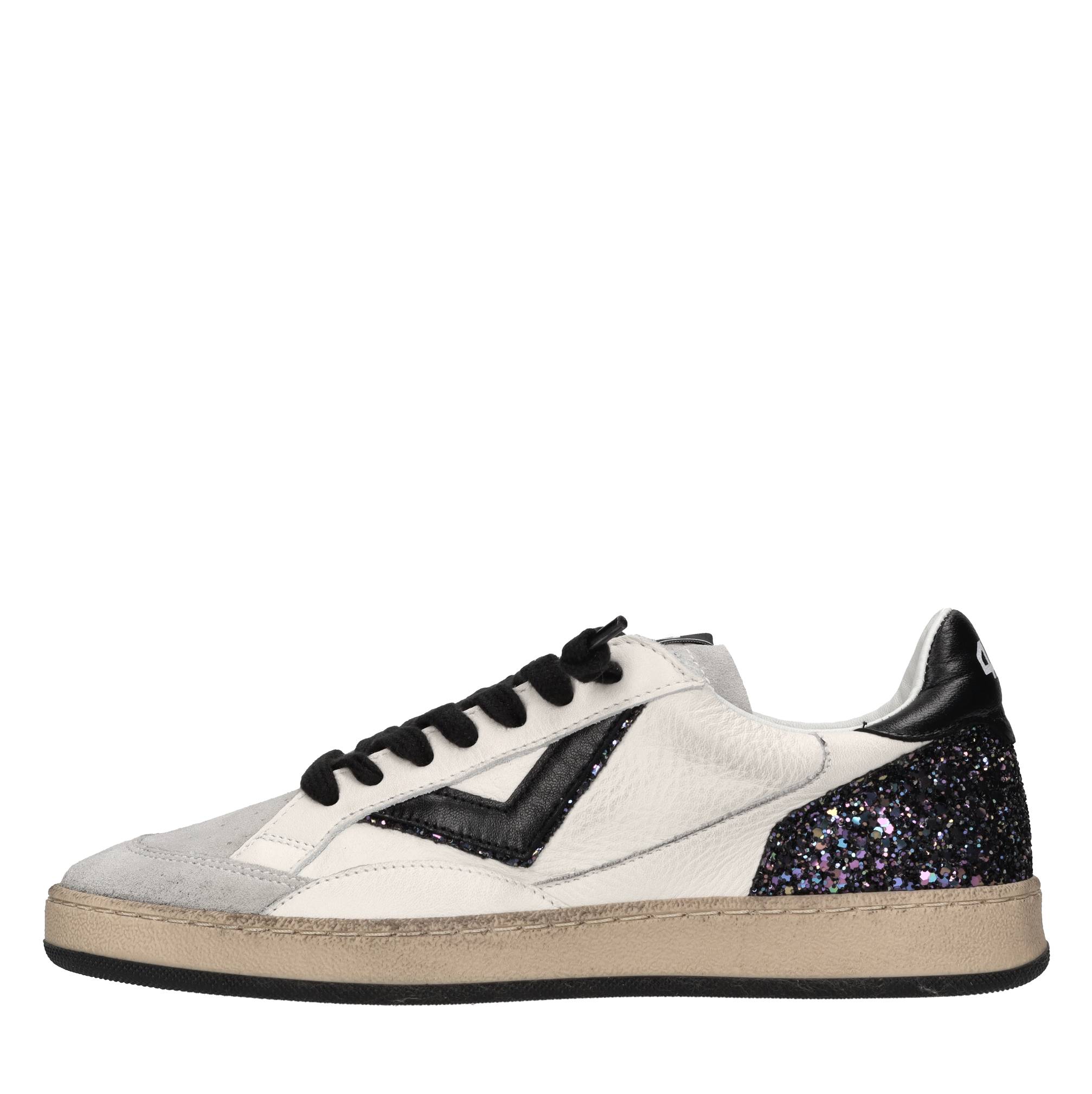 4B12 Sneakers
