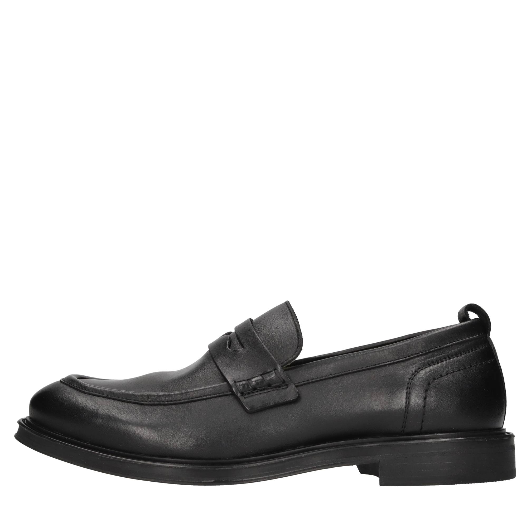 AMBITIOUS Flat shoes