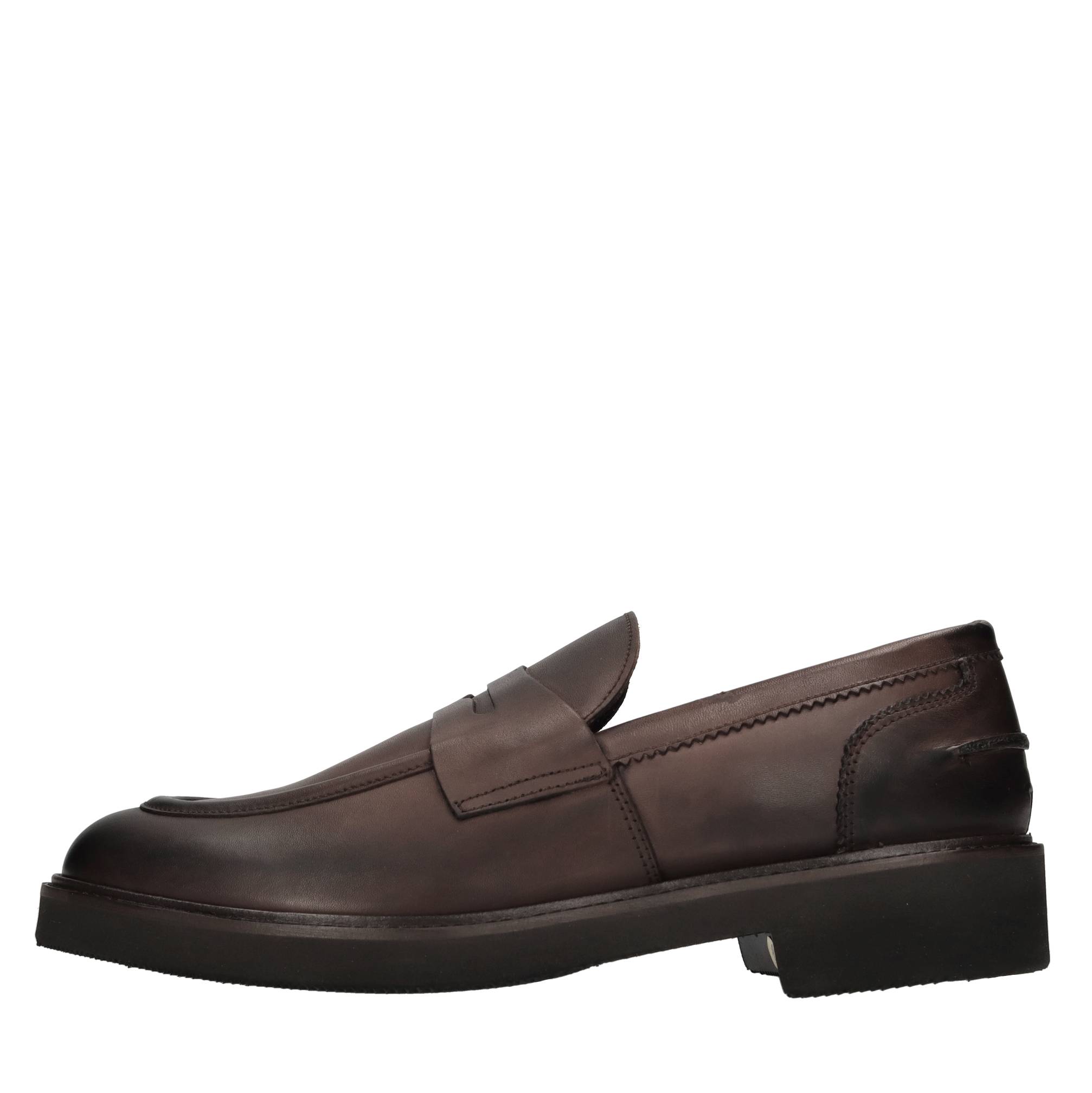 LUCA CARACCIOLO Flat shoes