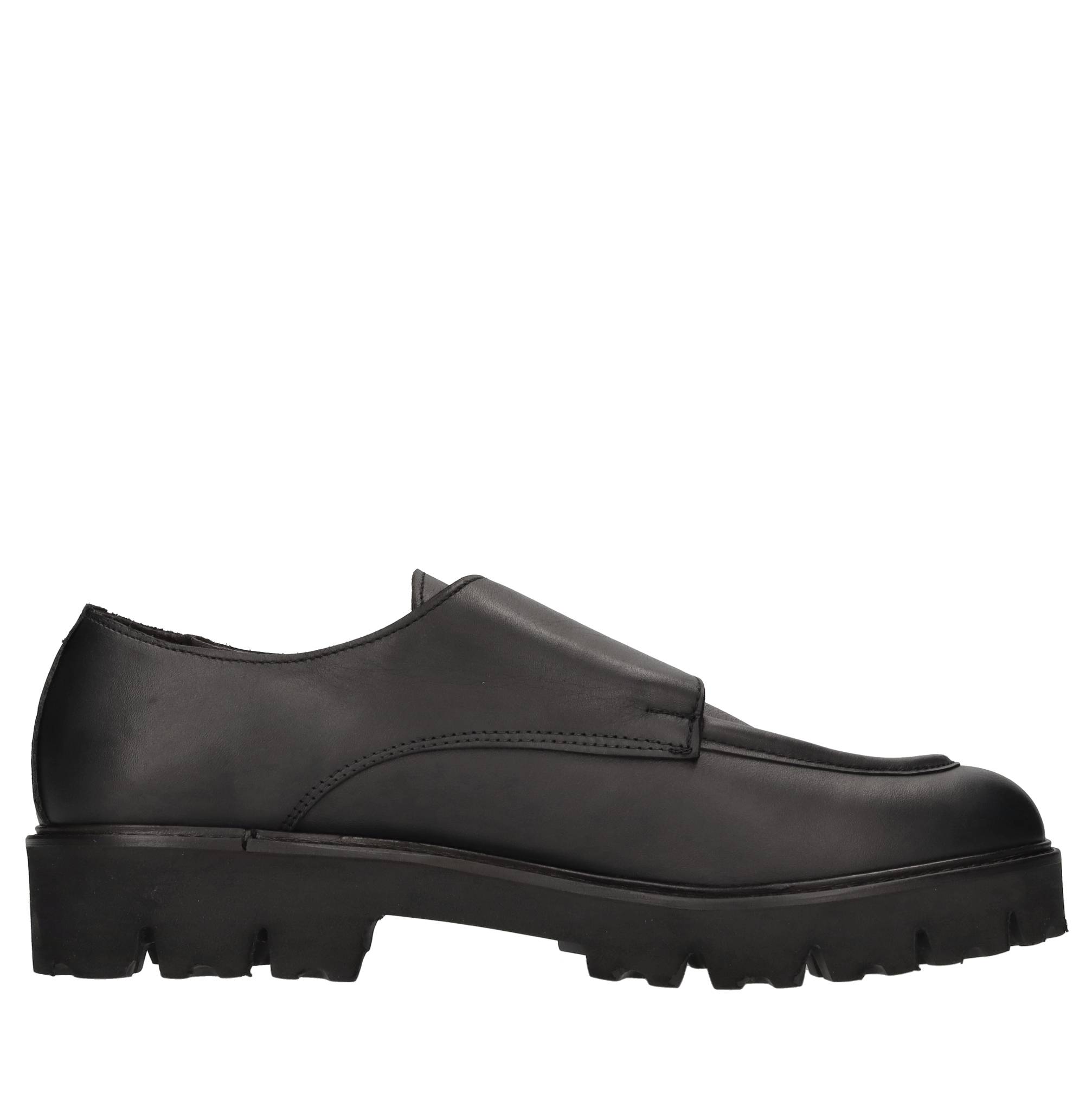 LUCA CARACCIOLO Flat shoes