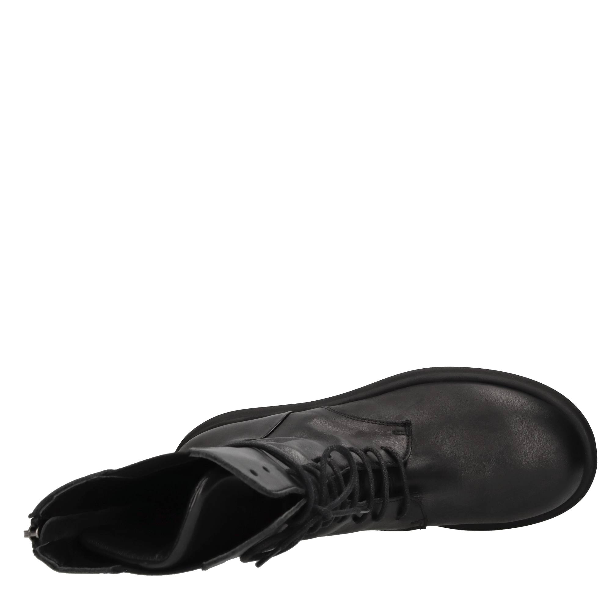 Elena Iachi Bottes noires