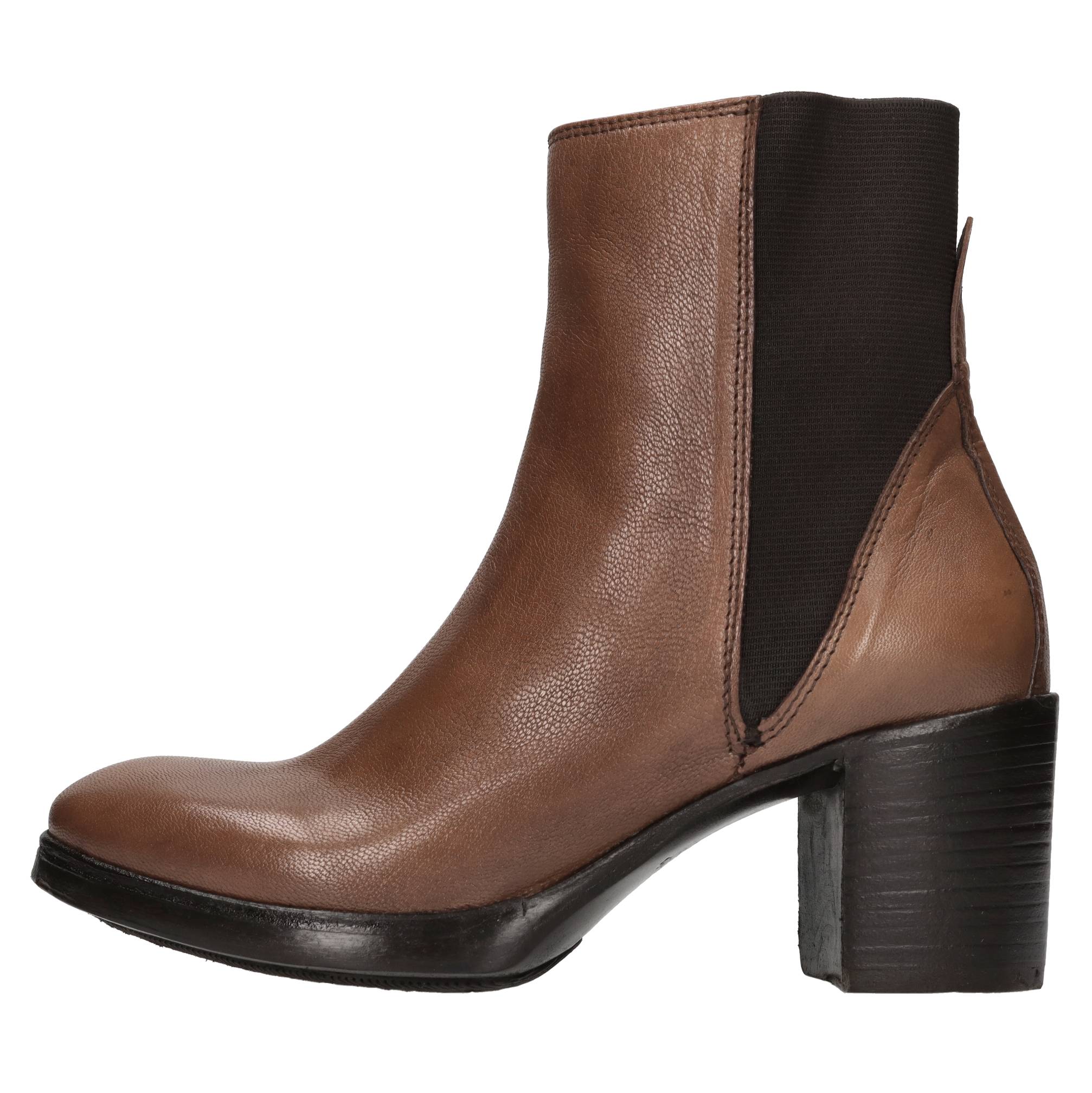 Hundred 100 Bottes brunes