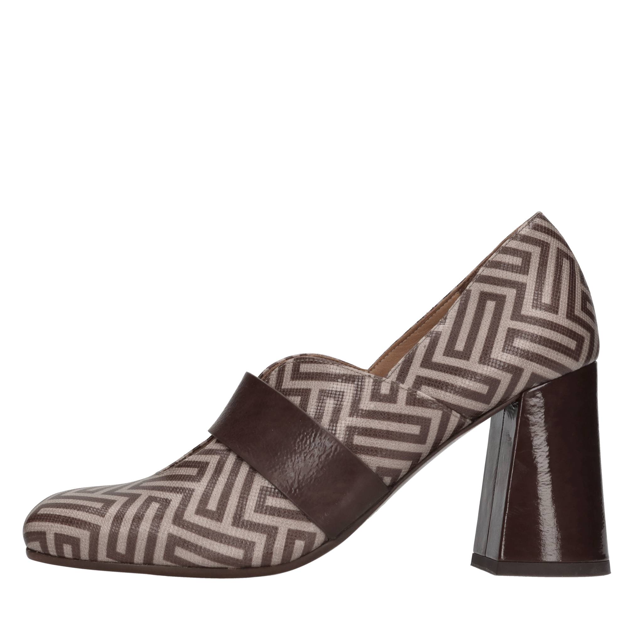 Chie Mihara Chaussures avec talon brun